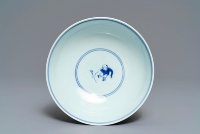 Un bol en porcelaine de Chine bleu et blanc, marque et &eacute;poque de Yongzheng